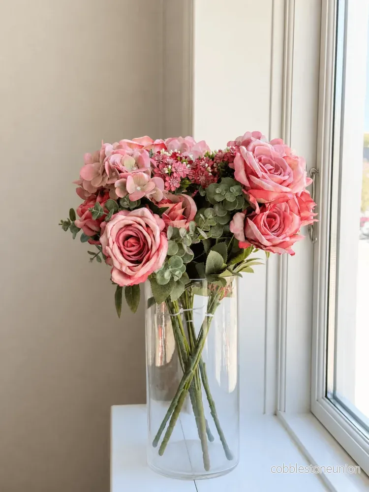 Konstgjord blomsterbukett – Dusty Rose Red Konstgjord blomsterbukett – Dusty Rose Red