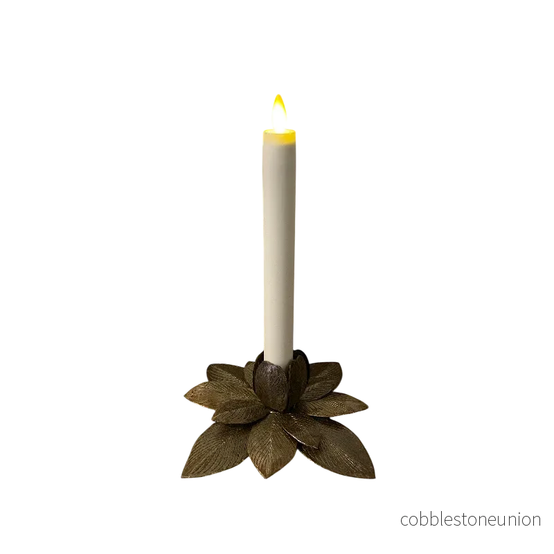 Ljusstake Blomma – Handgjord Metallkonst från Haiti Ljusstake Blomma – Handgjord Metallkonst från Haiti