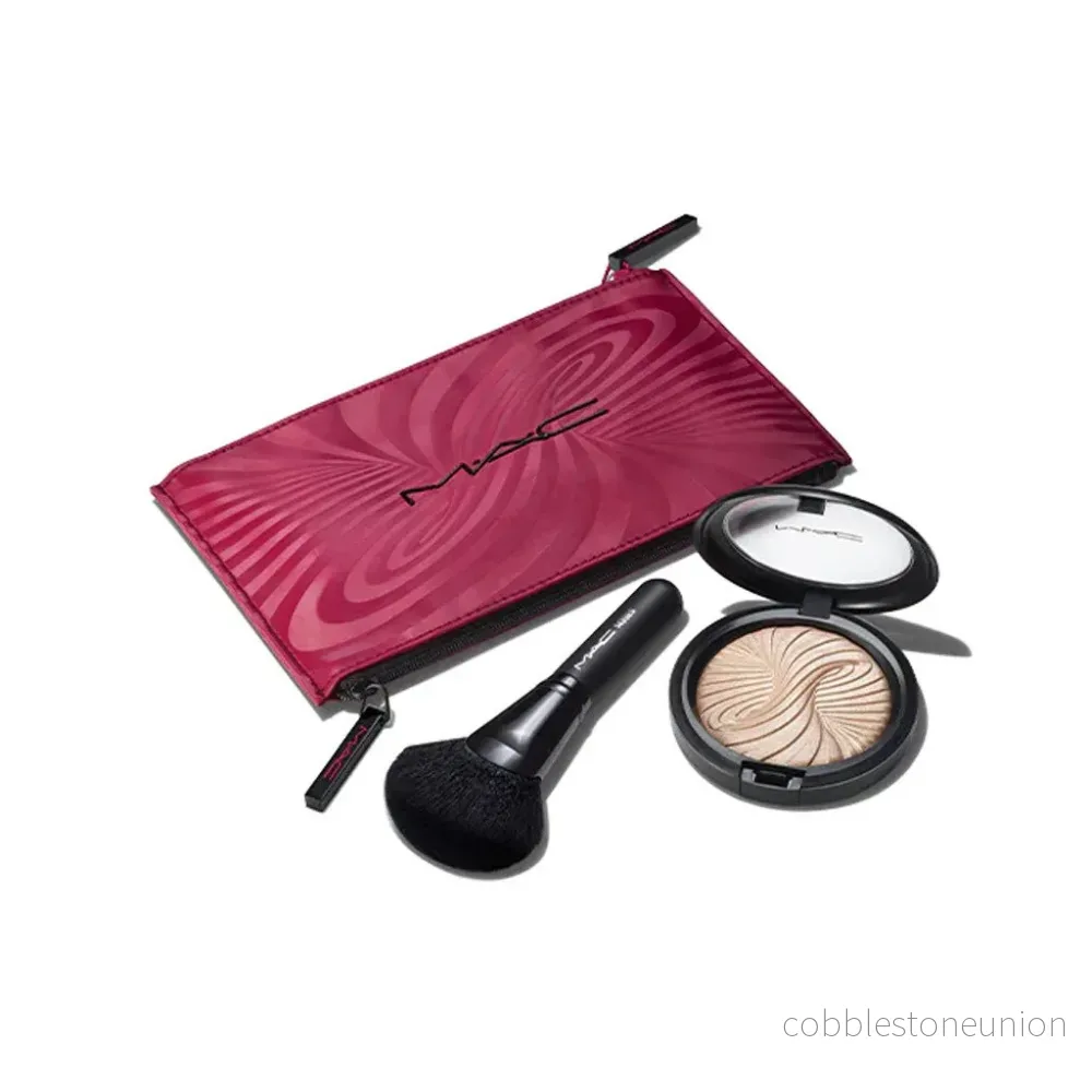 Trick Of The Light Extra Dimension Skinfinish Kit Set MAC: Sminkväska av textil, Burgund + MAC, Multifunktionsborste för ansiktet, 143S + Extra Dimension Skinfinish, Highlighterpuder, Magnetic Attraction, 9 g - Bild 2