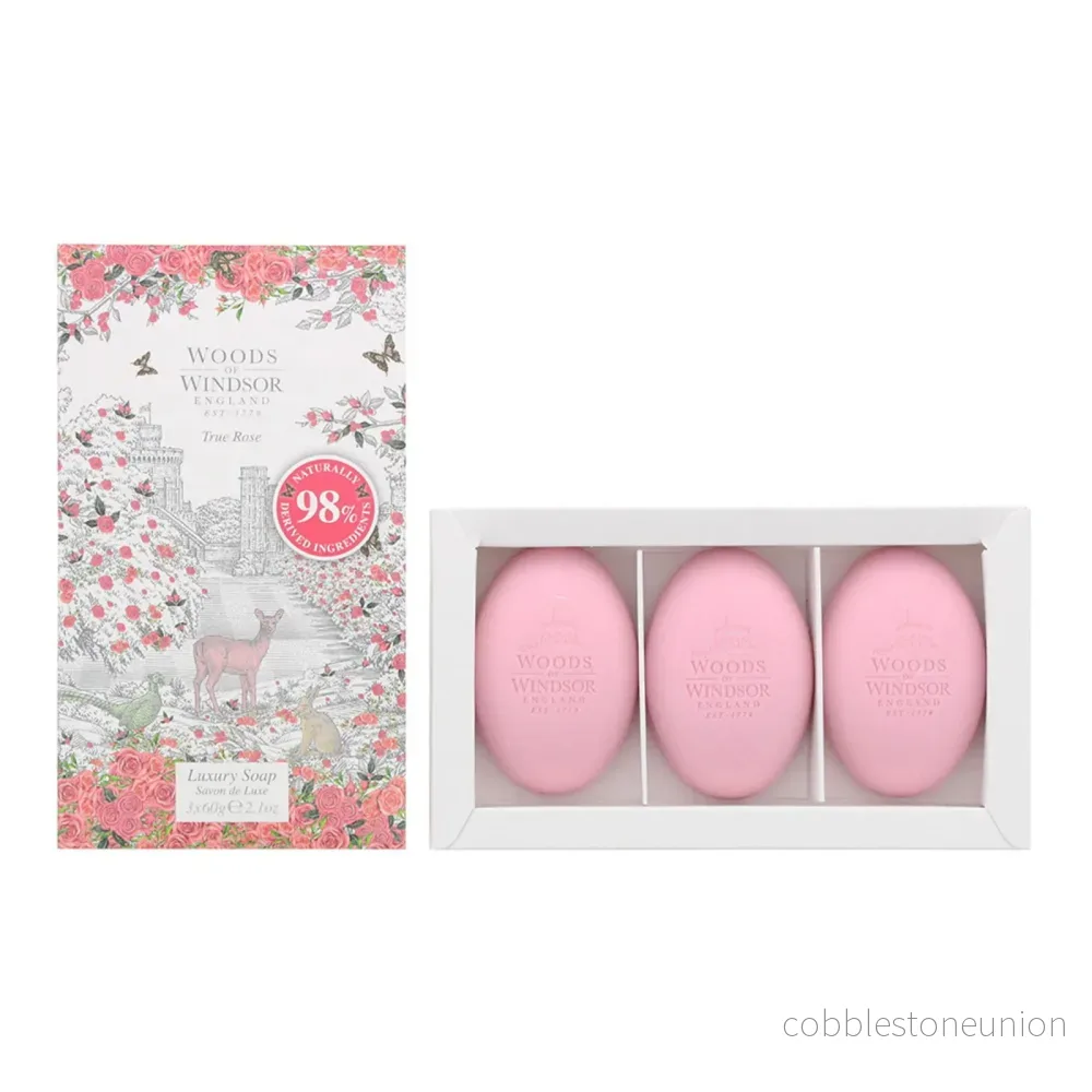 Set om tre tvålar, Woods Of Windsor, True Rose, återfuktande massagetvål, palmolja, 3 x 60 g