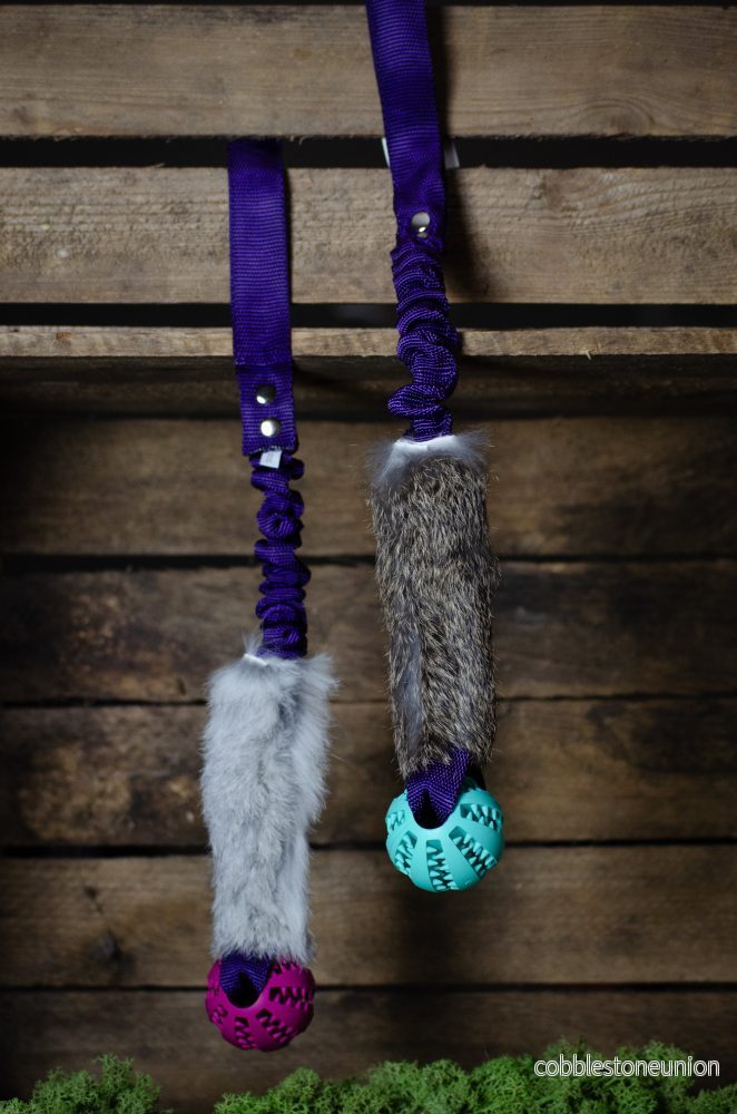 Ziva – träningsleksak med kaninskinn, boll & expanderhandtag Ziva – träningsleksak med kaninskinn, boll & expanderhandtag
