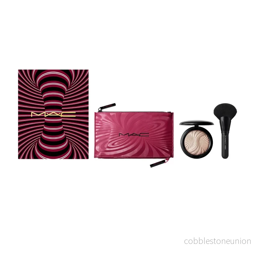 Trick Of The Light Extra Dimension Skinfinish Kit Set MAC: Sminkväska av textil, Burgund + MAC, Multifunktionsborste för ansiktet, 143S + Extra Dimension Skinfinish, Highlighterpuder, Magnetic Attraction, 9 g Trick Of The Light Extra Dimension Skinfinish Kit Set MAC: Sminkväska av textil, Burgund + MAC, Multifunktionsborste för ansiktet, 143S + Extra Dimension Skinfinish, Highlighterpuder, Magnetic Attraction, 9 g