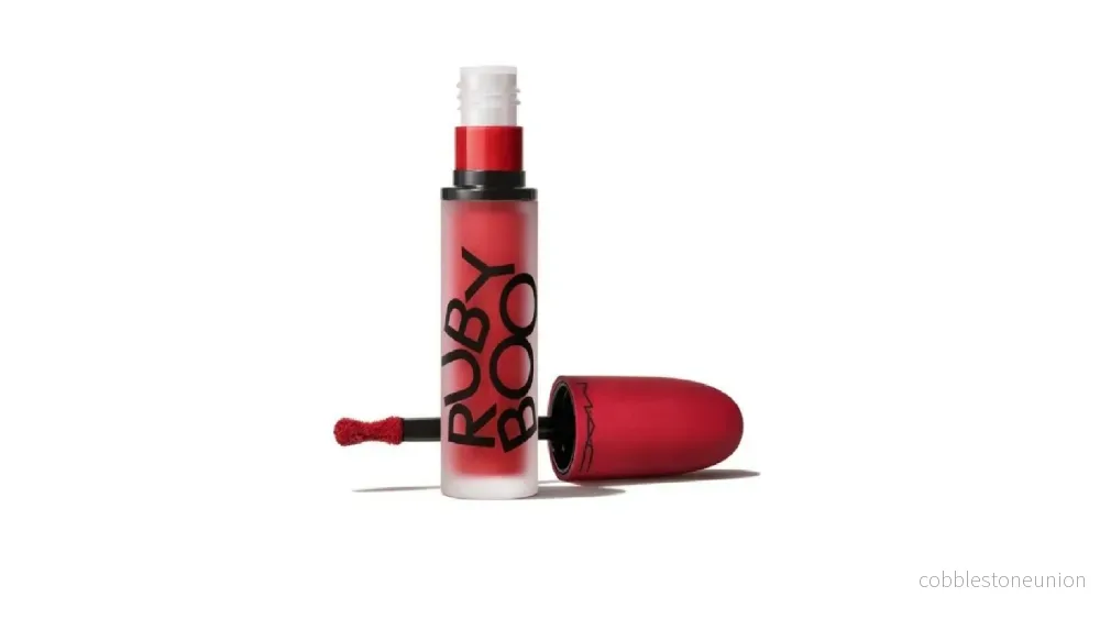 MAC, Powder Kiss, Matt, Flytande läppstift, Ruby Woo Röd, 5 ml MAC, Powder Kiss, Matt, Flytande läppstift, Ruby Woo Röd, 5 ml