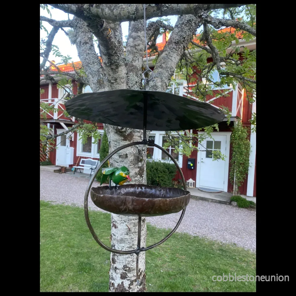 Hängande Fågelbord med Tak Grön Fågel – Handgjord Metallskulptur från Zimbabwe - Bild 3