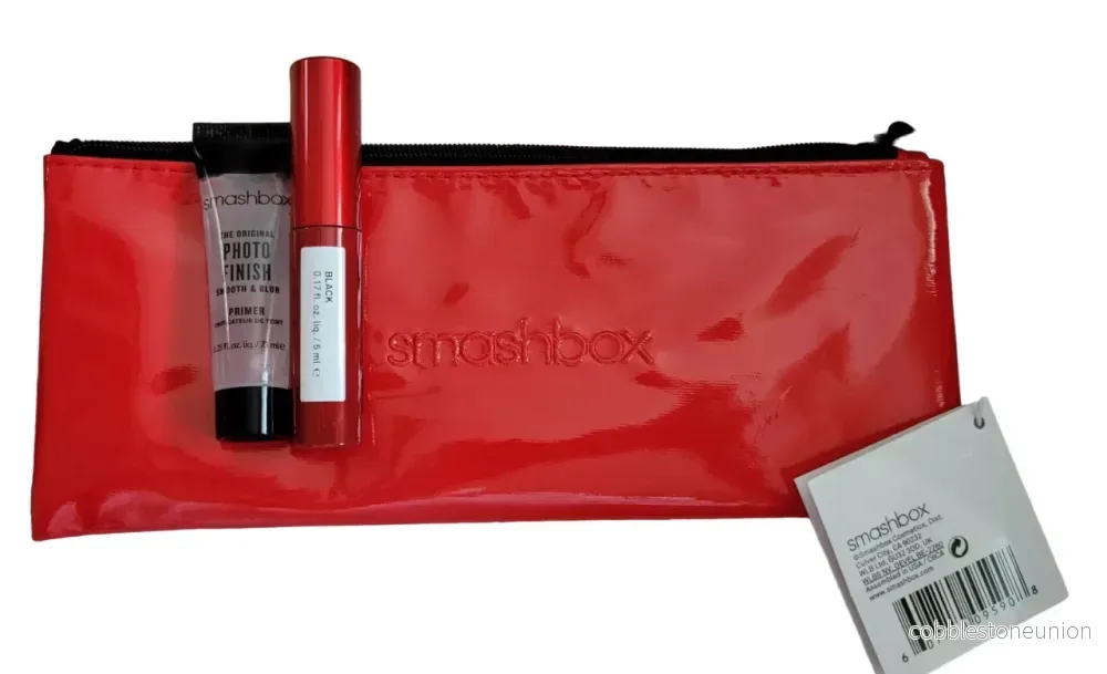 Deluxe teststorlekset från Smashbox: Super Fan, volymgivande mascara, svart, 5 ml + Photo Finish, utjämnande flytande primer, 7,1 ml + sminkväska i textil, röd