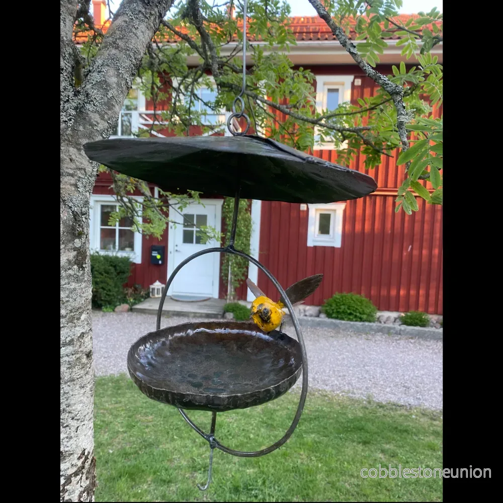 Hängande Fågelbord med Tak Gul Fågel – Handgjord Metallskulptur från Zimbabwe - Bild 3