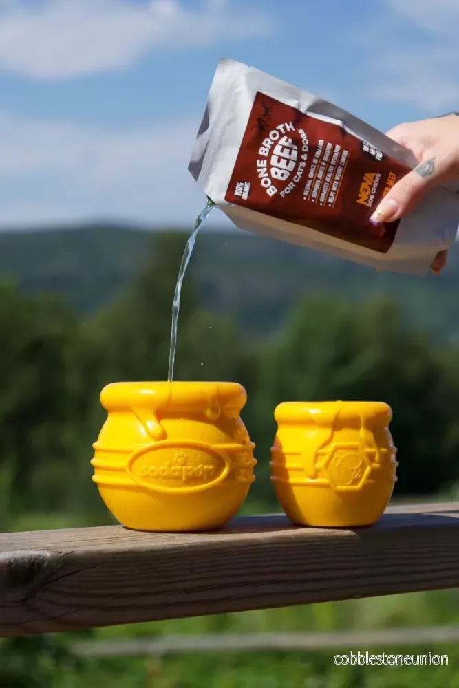 Honey Pot – den EXTREMT tåliga leksaken för färskfoder, berikning och långvarig aktivering. Honey Pot – den EXTREMT tåliga leksaken för färskfoder, berikning och långvarig aktivering.