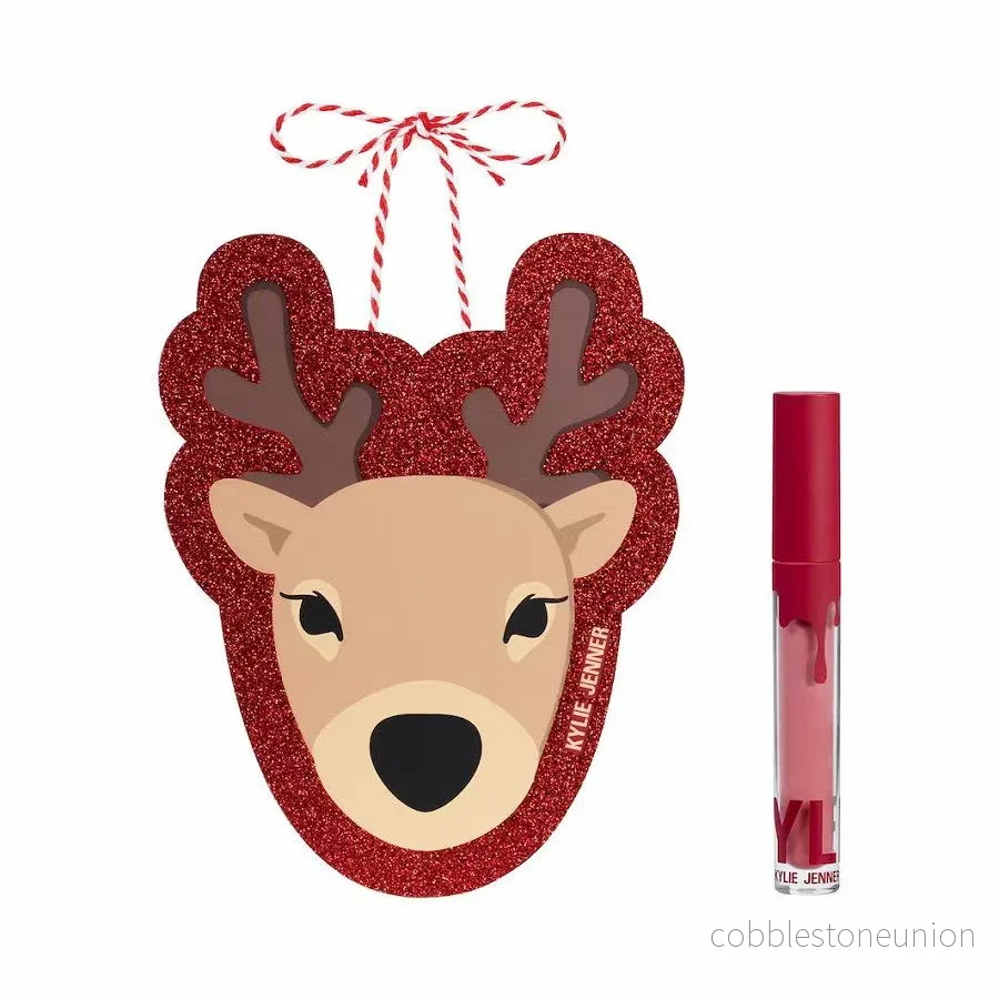 Set Kylie Cosmetics: By Kylie, Liquid Lipstick, 808, 5 ml + By Kylie, Presentklistermärke Set Kylie Cosmetics: By Kylie, Liquid Lipstick, 808, 5 ml + By Kylie, Presentklistermärke