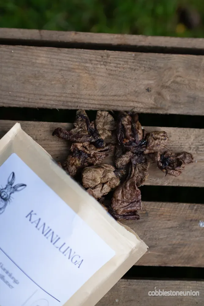 Torkad kaninlunga – lätt, krispig och naturligt god belöning för hundar