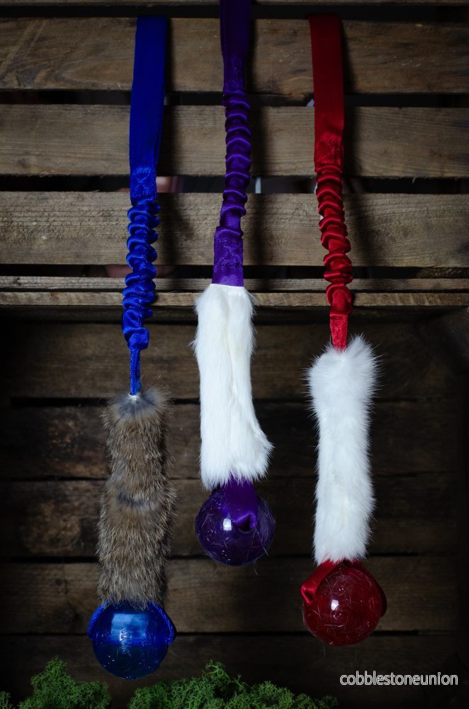 Bungee Kanin Tug L med KONG Squeezz Ball Bungee Kanin Tug L med KONG Squeezz Ball
