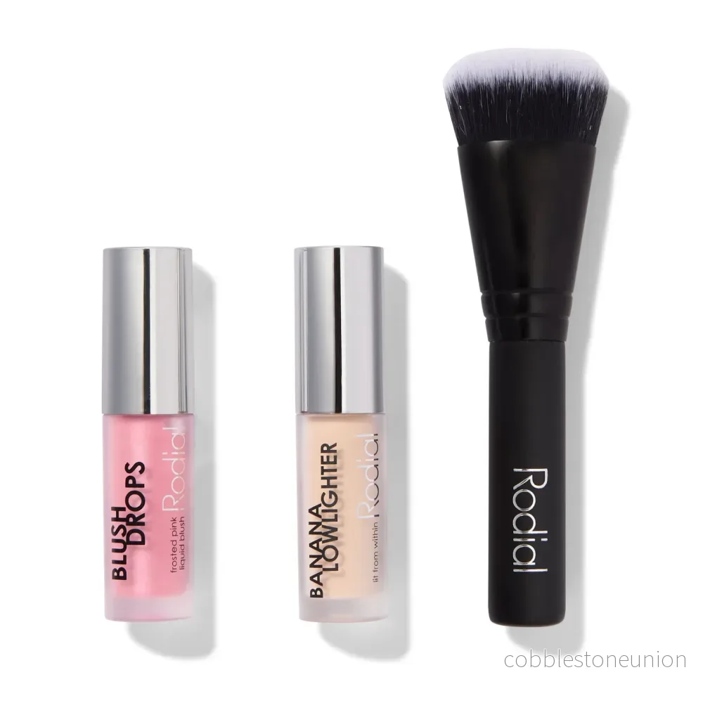 Julen 2024 Set Rodial: Blush Drops, Radiant Finish, Flytande Rouge, Frosted Pink, 15 ml + Banana Lowlighter, Ljusreflekterande, Flytande Highlighter, För Ansiktet, 1,6 ml + The Buffing, Mini, Foundationborste, Nr 10 Julen 2024 Set Rodial: Blush Drops, Radiant Finish, Flytande Rouge, Frosted Pink, 15 ml + Banana Lowlighter, Ljusreflekterande, Flytande Highlighter, För Ansiktet, 1,6 ml + The Buffing, Mini, Foundationborste, Nr 10