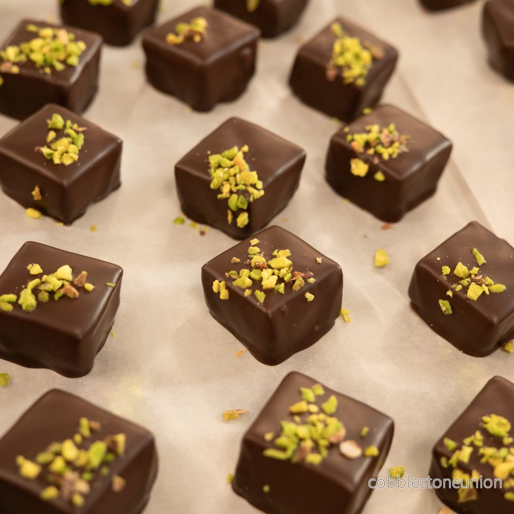 chocolate covered caramel PISTACHIO 6 pieces - Bild 2