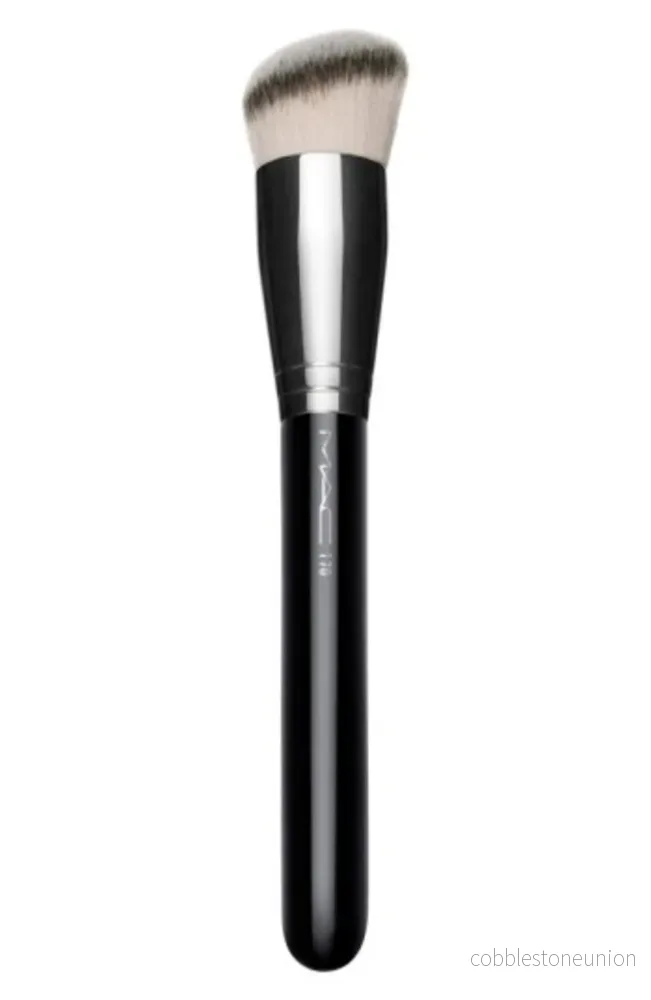 MAC, Syntetisk rundad snedställd borste, Rundad snedställd, Foundationborste, S2TL01