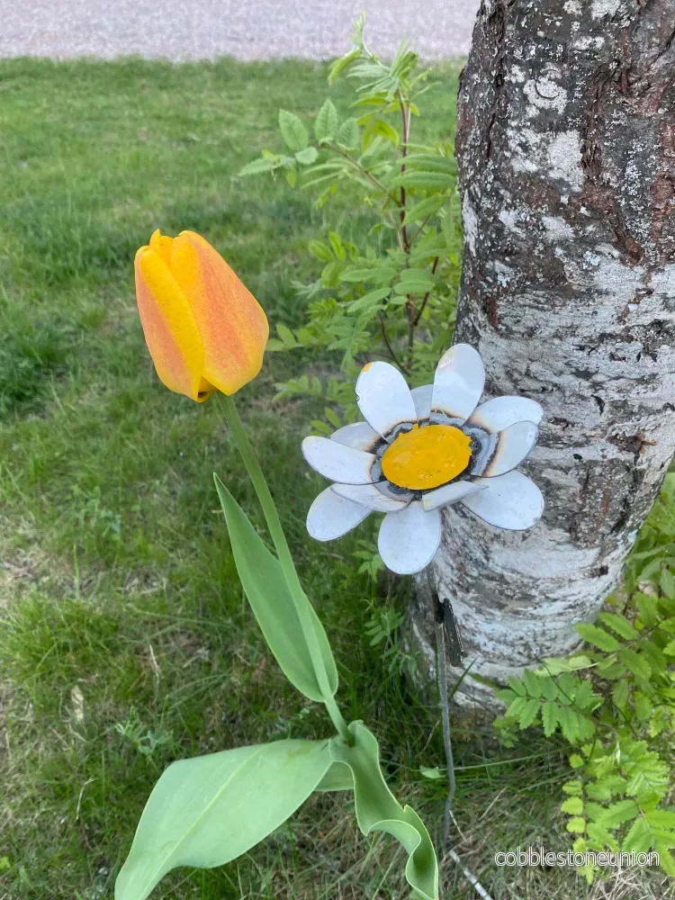 Blomma Vit 66 cm – Handgjord Trädgårdskonst av Återvunnen Metall - Bild 3